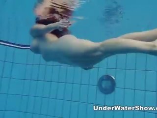 Redheaded schönheit schwimmen nackt im die schwimmbad