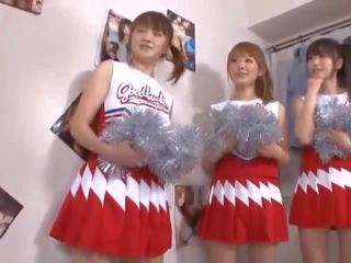 Trois grand seins japonais pom pom girls partage quéquette