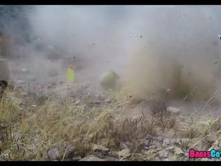 Στρατός σκύλες συμμορία επάνω επί αυτόν σε ο desert: ελεύθερα hd Ενήλικος βίντεο de