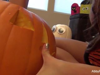 Abigail carves un pumpkin poi prende spento in il mess abigail