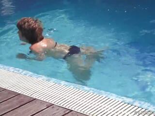 Schritt mutter educes sie jung nachbar im die schwimmbad