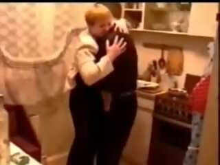 Rusiškas booze į as virtuvė mėnesinės į suaugusieji video