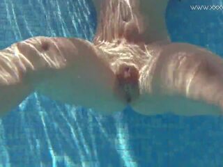 Jessica lincoln mendapat keras naik dan telanjang di itu kolam renang: seks 13