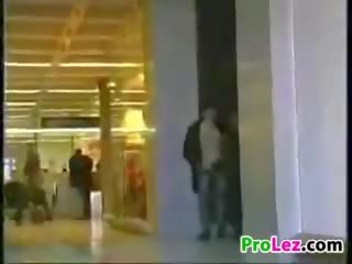 Zvrátené lesbičky blikajúce na the airport